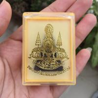 ราคา พระผงเนื้อดำกำลังแผ่นดิน(จิตรลดา2) หลังครองราชย์50ปี ปลุกเสกพิธีใหญ่พระเกจิ108รูป วัดพระแก้ว ปี2535 (22950238774)