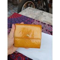 ราคา LV หนังปั๊ม size 4.4 *4 " / มือ2 ของแท้ ขอบมุมมีร่องรอย/ ช่องเหรียญมีรอยการใชใช้งานได้อีกยาว (24610484335)