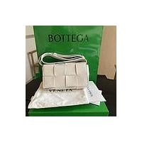 ราคา [BU220402735] Bottega Veneta / Cassette Intrecciato Crossbody Bag (14871409108)