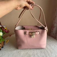 ราคา St.Scott London แท้ ครอสบอดี้สีสวยหวาน สานยาวเดิมด้านในสะอาด สภาพนี้ร่องรอยใช้งานมือสองเล็กน้อย 8.5 นิ้วสูง 6.5 นิ้ว (25143123310)