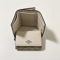 ราคา พร้อมส่งในไทย ของแท้ 100 % Coach Snap Wallet In Signature Canvas With Gold Hardware Sand And Chalk (53706107182)