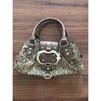 ราคา GUESS แท้ กระเป๋าถือ ใบเล็กมือสอง สภาพดี (415263272)
