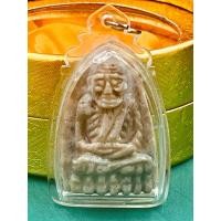 ราคา P-12-02563 พระสมเด็จหลวงปู่ทวด แกะสลักจากหินพระธาตุเขาสามร้อยยอด จ.ประจวบฯ (3432460459)