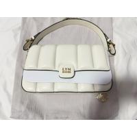 ราคา กระเป๋า LYN รุ่น AMOUR สีขาว แท้ 100% มือ 1 (47958579557)