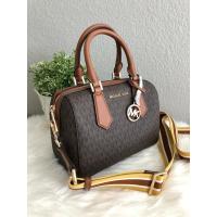 ราคา กระเป๋าถือ [พร้อมส่ง] ทรงหมอน Michael Kors Hayes Small MK Signature แท้ % (3620870863)