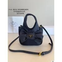 ราคา กระเป๋า PRADA Re-Nylon ลายโลโก้เคลือบโลหะ ทรงสามเหลี่ยม แบบ messenger สำหรับผู้หญิง ขนาด Mini (56059284243)