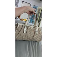 ราคา Celine มือ2แท้ Size : 14*8*5 " สภาพดี มีช่องใส่ของเยอะมากภายนอกมีร่องรอยการใช้ทั่วไปภายในมีเลอะจากการใช้บ้างโดยรวมดูดี (43418430288)
