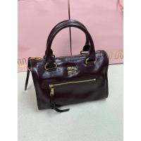 ราคา กระเป๋าถือไหล่ MiuMiu สไตล์ใหม่สำหรับสุภาพสตรี ทำจากหนังเคลือบวานิล พร้อมใช้เป็น Crossbody Bag (51759364040)