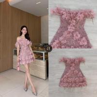 ราคา Aileen มินิเดรสปาดไหล่ สีชมพูดีไซน์แต่งดอกไม้3D แน่นๆ และแต่งขนนกฟรุ้วฟริ้งมาก (29036148411)