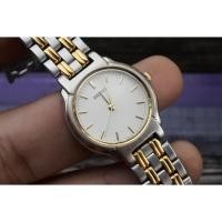 ราคา นาฬิกา Vintage มือสองญี่ปุ่น Seiko V701 2B90 White Dial ผู้หญิง Quartz ทรงกลม 26mm ใช้งานได้ปกติ สภาพดี ของแท้ ไม่กันน้ำ (40411378606)