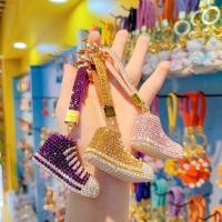 ราคา ของขวัญสุดสร้างสรรค์: รองเท้าผ้าใบประดับเพชรสไตล์เกาหลี, พวงกุญแจรถยนต์, พวงกุญแจรองเท้าประดับเพชร, จี้กระเป๋าผู้หญิงประ (47208381226)