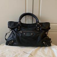 ราคา Used Balenciaga city in black หมุดเงิน year 2013 (2452007802)