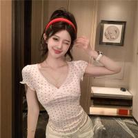 ราคา 蕾丝花边v领短袖爱心T恤女夏季修身白色设计感辣妹显瘦打底衫上衣3.26Lace Trim V-neck Short-sleeve Heart Print T-shirt for Women, Summer Slim-fit White Design, Stylish and Slimm Top (43879535297)