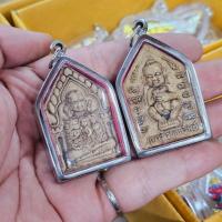 ราคา ขุนแผนอุ้มนาง พระขุนแผน 3 เมีย ด้านหลังเป็นกุมารทองดูดทรัพย์ เนื้อผงว่านพุทธคุณผสมมวลสารมหาเสน่ห์ เลี่ยมกรอบตลับ (25772917941)