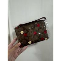 ราคา กระเป๋าคล้องมือแบรนด์โค้ชแท้ COACH CORNER ZIP IN SIGNATURE CANVAS WITH APPLE PRINT (49106307752)