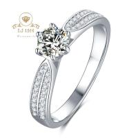 ราคา แหวนเพชรโมอีส 50ตัง มีแหวนหลายสไตลให้เลือก Moissanite 0.5 ct 5.0mm เงินแท้ ทองคำขาว18K แหวนงานแต่ง แหวนของขวัญ (8860612187)