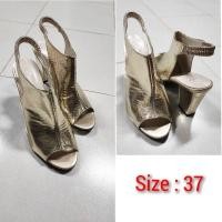 ราคา รองเท้าส้นสูงสีทอง มือสองสภาพดีมาก size 37 (20789456742)