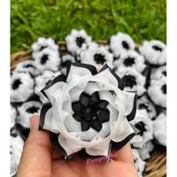 ราคา เหรียญโปรยทานดอกบัวดาวขาวดำใส่เหรียญทีหลังได้พร้อมส่งเหรียญโปรยทานงานบุญงานบวชงานขาวดำสวยๆ (24124630369)