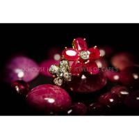ราคา (R34 ชื่อแบบ "จันทร์กระพ้อ") : แหวนทองทรงดอกไม้ประดับพลอยทับทิมพม่าแท้ธรรมชาติ ล้อมด้วยเพชรแท้ (Ruby) (504543263)