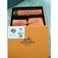 ราคา เซตกระบอกน้ำHermesสีส้มกระบอกน้ำมีตัวเลขบอกอุณหภูมิมาพร้อมที่ห้อยกุญแจและกระเป๋าสตางค์ คุ้มกว่านี้ไม่มีแล้ว (11750161637)