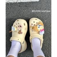 ราคา jibbitz อะคริลิค jibbitz crocs IVONA [บัตเตอร์เค้ก!] รองเท้าแตะสไตล์ใหม่สำหรับฤดูร้อน รองเท้าหุ้มส้นลายจระเข้ กับรองเท้าห่วงดอกไม้พร้อมเข็มขัด (43530088363)