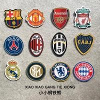 ราคา ลิเวอร์พูล อาร์เซนอล แมนเชสเตอร์ ยูไนเตッド เชลซี ตราสัญลักษณ์ ทีมฟุตบอล สโมสร โลโก้ ป้าย เข็มกลัด อะคริลิค เข็มหมุด สําหรับแฟนฟุตบอล (29137237142)