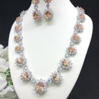 ราคา ส่งฟรี สร้อยคอพลอยบุษราคัมล้อมเพชรรอบเส้น แถมต่างหู เครื่องประดับไทย พูนทรัพย์ มีใบรับประกัน NS19N (56559021232)
