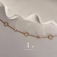 ราคา สร้อยข้อมือสแตนเลส aura theory flower bracelet (41150055826)