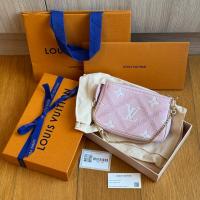 ราคา New! LV Mini Pochette Empreinte Monogram Giant Broderies Pink Microchip ปี2022 (26229738485)