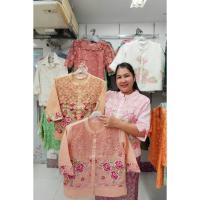 ราคา เสื้อลูกไม้กระดุมหน้าเนื้อผ้าใยสับปะรดปักลายลูกไม้ ทรงคอจีนกระดุมหน้า แบรนด์พิ้งค์บูติค (1819722301)
