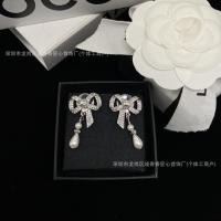 ราคา [จัดส่งในวันเดียวกัน] ต่างหูโบว์มุก Xiangjia Double C สไตล์ Chanel สำหรับผู้หญิง โดดเด่นและคงทน (57358417584)