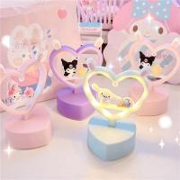 ราคา SANRIO โคมไฟกลางคืนลายเมโลดี้ลายความรักและการ์ตูน Kuromi Cinnamonroll โคมไฟตกแต่งบ้าน โคมไฟตั้งโต๊ะ โคมไฟข้างเตียง LED (42125987546)