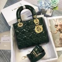 ราคา กระเป๋าถือ Dior DIO.R สีเขียวเข้ม ออกแบบมาพร้อมหนังสิทธิบัตรและหนังวัวแท้ มีรายละเอียดพ็อกเกต flap และห่วงโลหะสีทอง (55257902456)