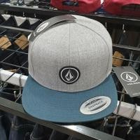 ราคา Volcom Original Yupoong ของแท้ SnapBack หมวกสีเทา สีฟ้า (9183062174)