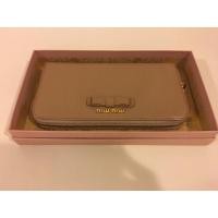 ราคา กระเป๋าสตางค์ของแท้100% แบรนด์MIU MIU สีคาราเมล มีกล่องสภาพใช้งาน90% (11051490270)