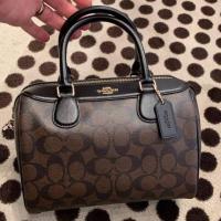 ราคา New coach หมอน​ 9" สีน้ำตาลเข้ม​ ลาย​ C signature (2712519665)