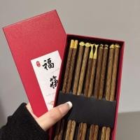 ราคา 2026 ปีใหม่ฉลองตะเกียบกล่องของขวัญตะเกียบไม้สีแดง 5 คู่ชุดไม้จันทน์สีแดง เวนจ์ ไม้ทอง-ปลายแหลม ตะเกียบไม้ธรรมชาติ (48304633155)