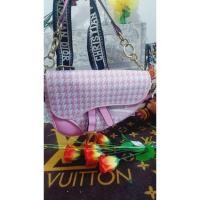 ราคา กระเป๋าผ้าทอซีดีลายชิโนริสีชมพู อานม้ามือหนึ่ง (20386461828)