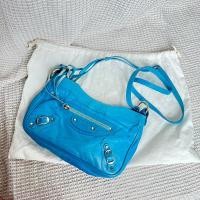 ราคา Like new‼️B a l e n c i a g a hip crossbody ปี2018 สีฟ้า อะไหล่ทอง สภาพสวย ขอบมุมไม่ถลอก ภายในสะอาด หนังสวยๆเลย (19693648327)
