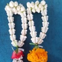 ราคา [ สินค้าพร้อมส่งด่วน ] พวงมาลัยปกติชายดาวเรือง ชายกุหลาบ ดอกไม้สด (55057394226)