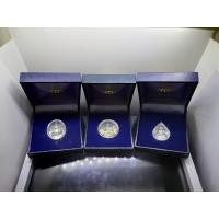 ราคา พระแก้วมรกต ภปร เนื้อเงิน (ชุด 3 ฤดู) ฉลองวัดพระศรืๆ (ด้านหลังมีราชศรัทธา) ปี2525 พร้อมกล่องแยกเดิมๆ (27476432539)