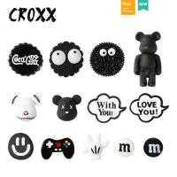 ราคา croc jibz jibbitz crocs รองเท้าCroxx Hole สีดำ แบบฟรอสต์ พร้อมดอกไม้และเข็มขัดหัวรองเท้า สำหรับDIYและCrocs (55007246432)