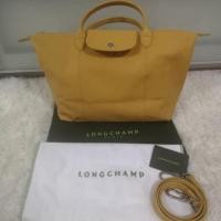 ราคา Longchamp รุ่น Cuir หนังแกะแท้ นิ่ม เบา Size M 32x28x17 cm สีเหลือง (sunshine) ของแท้ ราคาเต็ม 16,500 (1596451260)