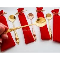 ราคา Wedding Gifts ช้อนสแตนเลสดอกไม้ มาพร้อมกันเป็นคู่ของชำร่วยงานแต่ง (8011584493)