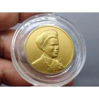 ราคา เหรียญที่ระลึกเฉลิมพระชนมพรรษา 6 รอบ ราชินี ร9 เนื้อทองแดงรมดำ ปี2547 (55207249209)