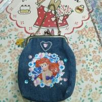 ราคา กระเป๋าใส่เหรียญปากหนีบผ้าเดนิมลายเจ้าหญิงแอเรียลจาก Disney The Little Mermaid พร้อมจี้ฟลาวเดอร์ (47651036112)