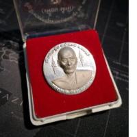 ราคา เหรียญหลวงพ่อเพี้ยน รุ่น เพี้ยนมั่งมี วัดเกริ่นกฐิน จ.ลพบุรี ปี 2550 ด้านหลังพระพิฆเณศ กะไหล่เงินพ้นทราย (19027494695)