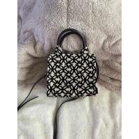 ราคา H&M กระเป๋าสะพายลายดำครีม Used Like New 99% #H&M #H&Mbag (43508259024)
