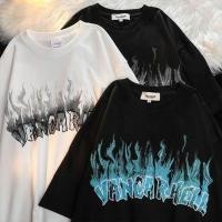 ราคา เสื้อยืดโอเวอร์ไซส์ผู้หญิง Oversize พิมพ์ลายตัวอักษรเปลวไฟ ย้อนยุค เสื้อคู่รักน่ารักสไตล์เกาหลี สวมใส่สบาย แนวสตรีท ขาว-ดำ (23975493423)