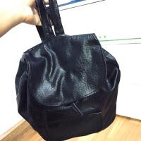 ราคา กระเป๋าสะพายหลัง หนังนิ่มสีดำมือสองสภาพดี (1854845504)